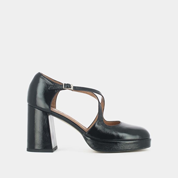 BABIES WITH HEELS AND CROSSED STRAPS