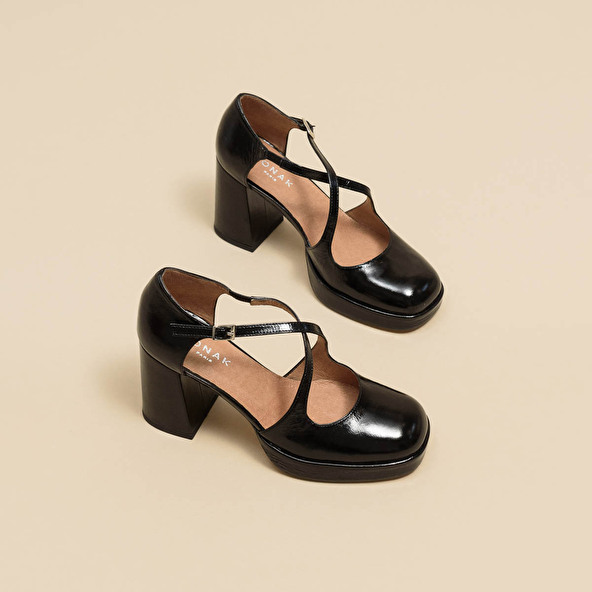 BABIES WITH HEELS AND CROSSED STRAPS