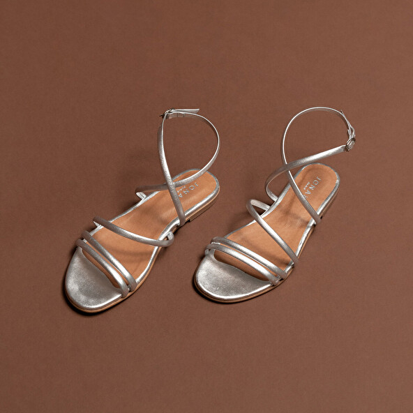 FLAT STRAPPY SANDALS AND STRAPS