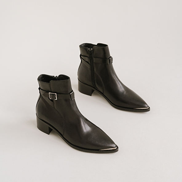 POINTED TOE BOOTS