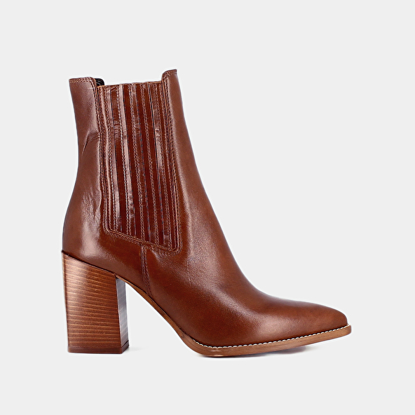 BOOTS WITH HEELS AND POINTED TOES