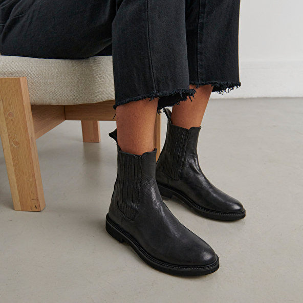 CHELSEA BOOTS