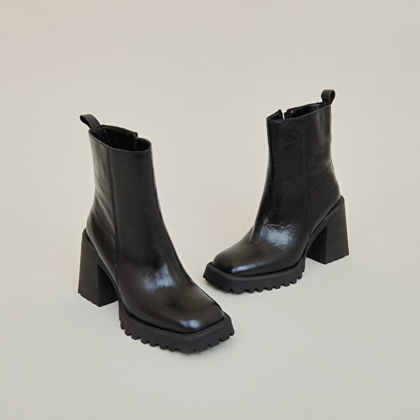 HIGH BOOTS WITH NOTCHED SOLES AND SQUARE TOES