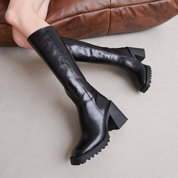 HIGH BOOTS WITH NOTCHED SOLES AND SQUARE TOES