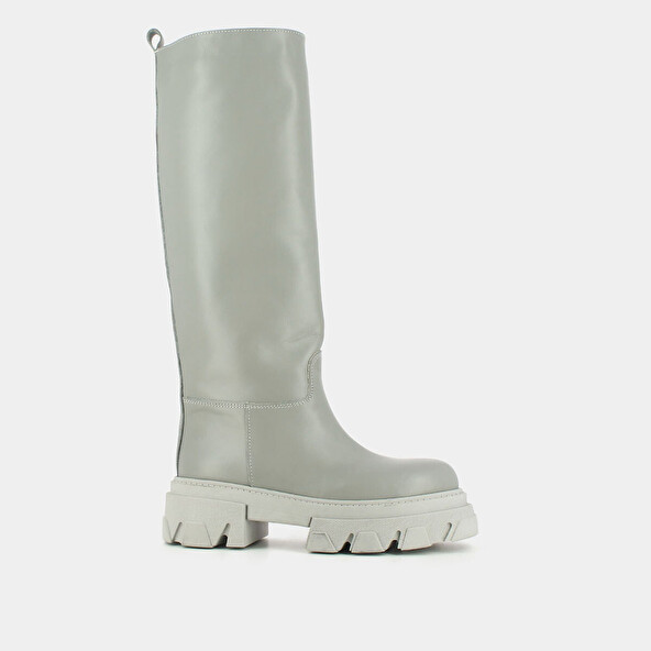 BOOTS WITH NOTCHED SOLES