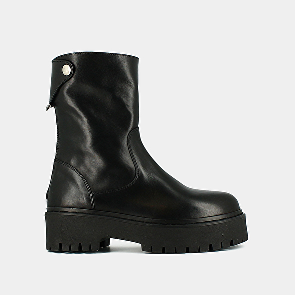 BOOTS WITH NOTCHED SOLES