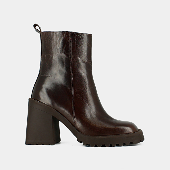 SQUARE-TOE AND NOTCHED-SOLED BOOTS