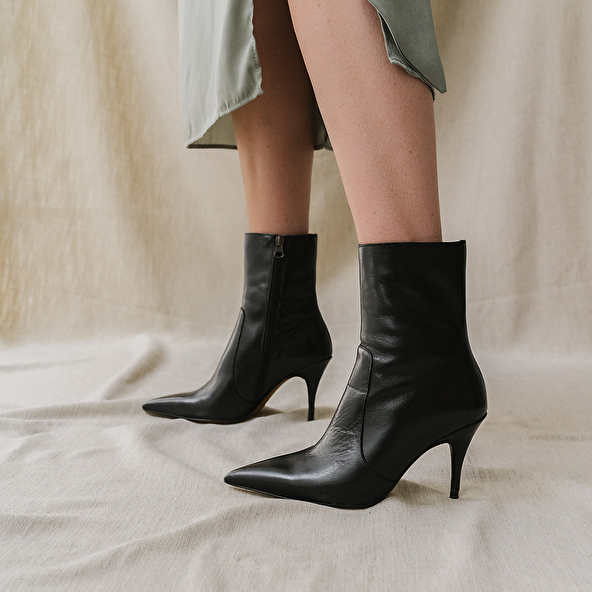 HEELED BOOTS WITH POINTED TOES