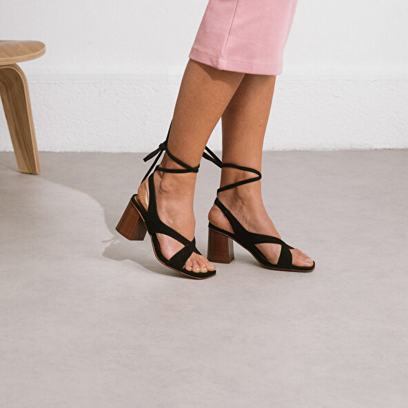 HEELED SANDALS WITH STRAPS TO TIE