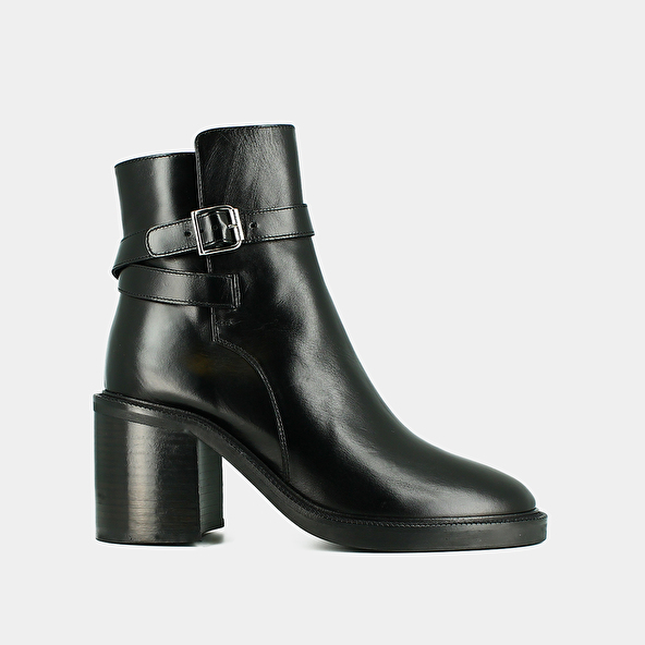 BOOTS WITH HIGH HEELS