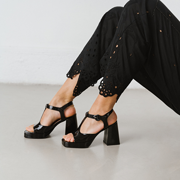 OPEN TOE SANDALS AND HEELS