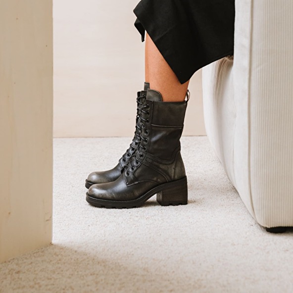 BOOTS WITH LACES, THICK HEELS AND NOTCHED SOLES