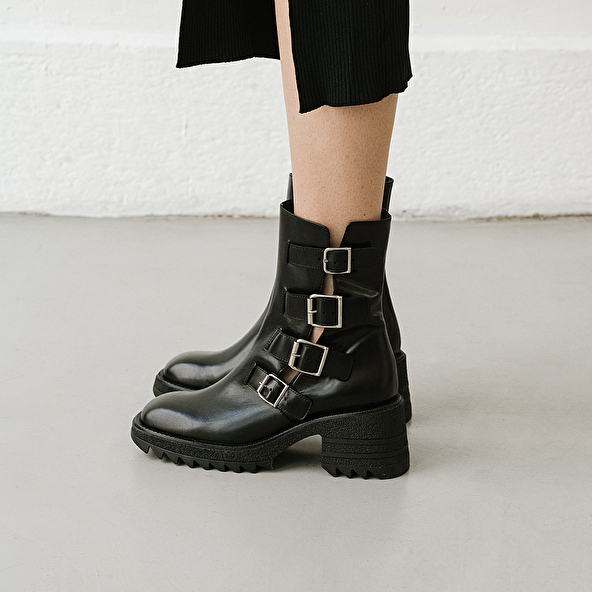 BOOTS WITH STRAPS AND NOTCHED SOLES