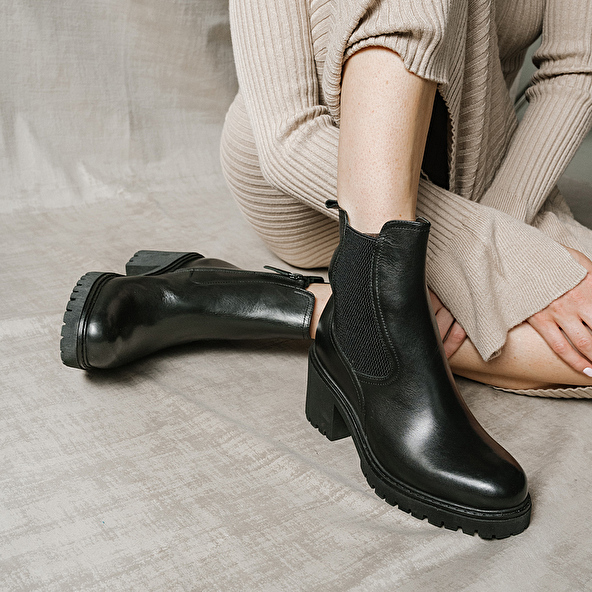 CHELSEA BOOTS WITH NOTCHED SOLES
