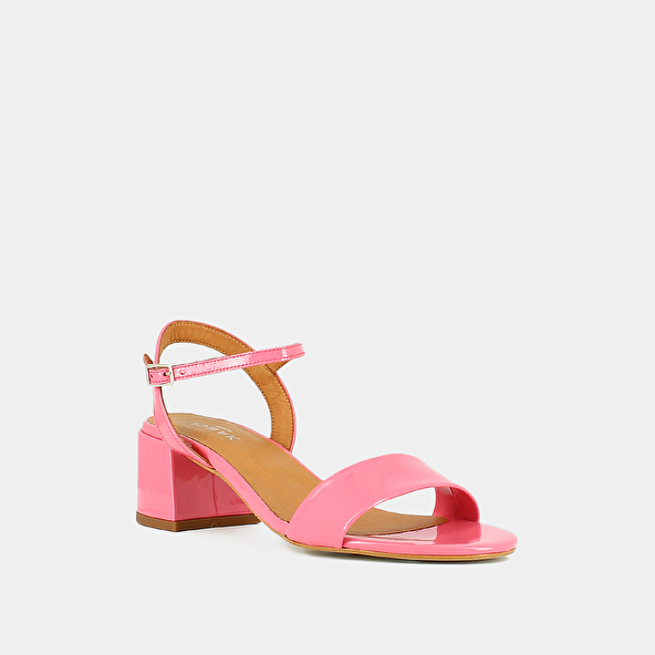 SQUARE-HEELED SANDALS