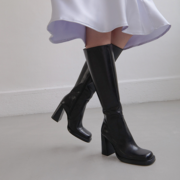 BOOTS WITH HEELS AND SQUARE TOES