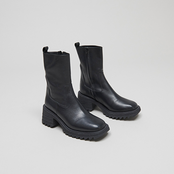 BOOTS WITH HEEL AND NOTCHED SOLE