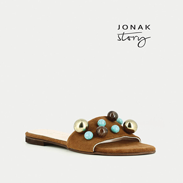 FLAT MULES IN CAMEL-COLOURED SUEDE