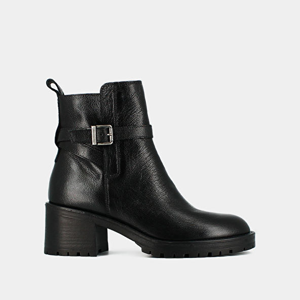 ROUND-TOE BUCKLE BOOTS