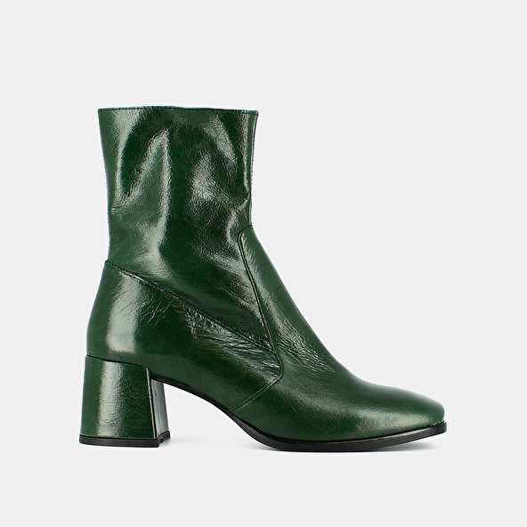 OVAL-TOE BOOTS