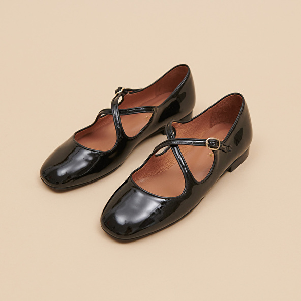 BALLET FLATS WITH CROSSED STRAPS