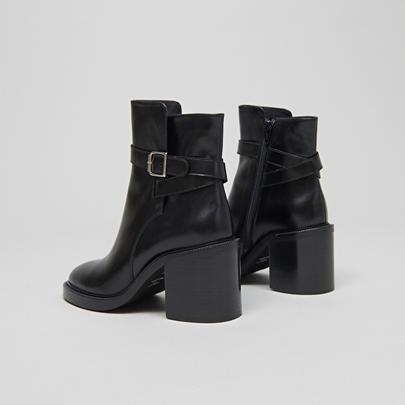 BOOTS WITH HIGH HEELS