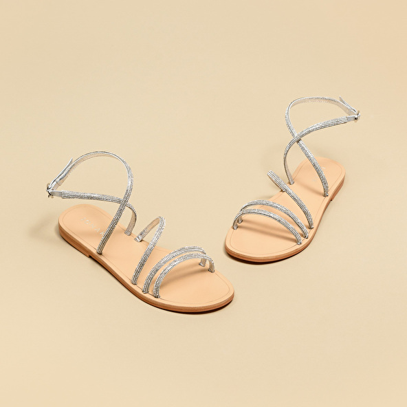 FLAT SANDALS WITH STRAPS