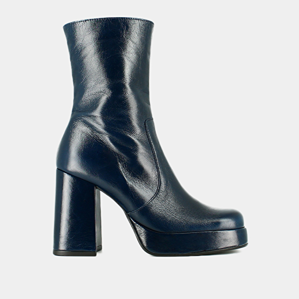 HIGH-HEELED BOOTS AND SQUARE TOES