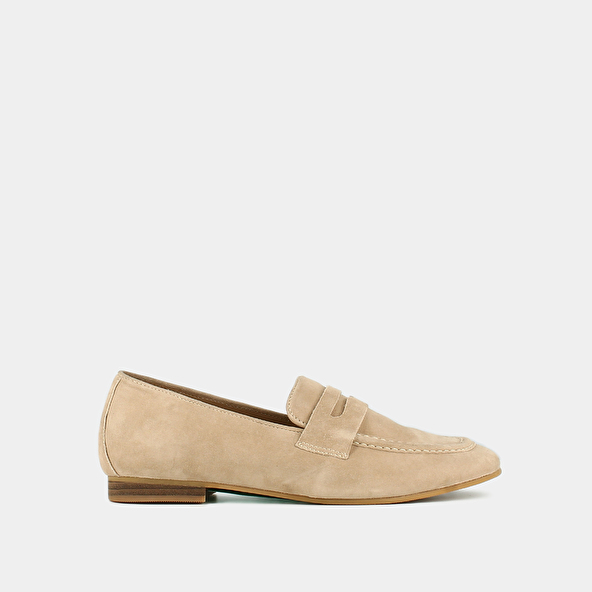 LOAFERS WITH FLAT HEELS AND ROUND TOES