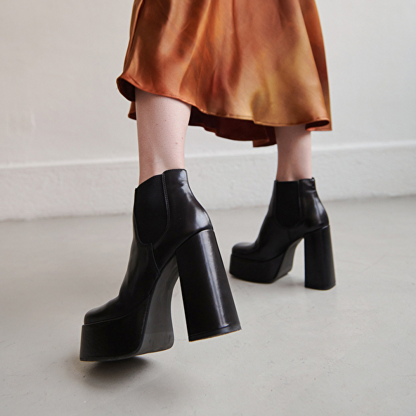 PLATFORM BOOTS WITH SQUARE TOE
