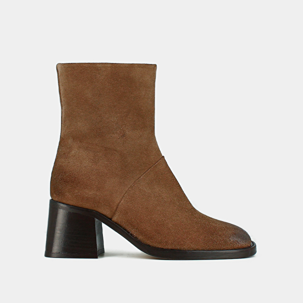 BOOTS WITH SQUARE ENDS AND VISIBLE STITCHING