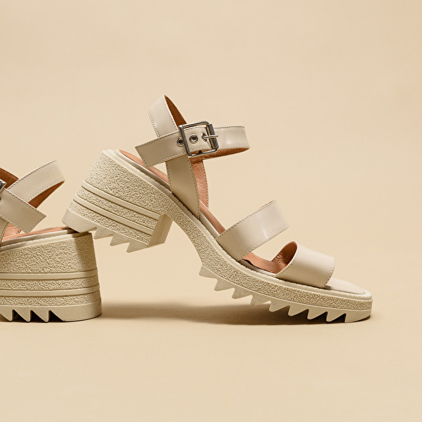 SANDALS WITH NOTCHED SOLES