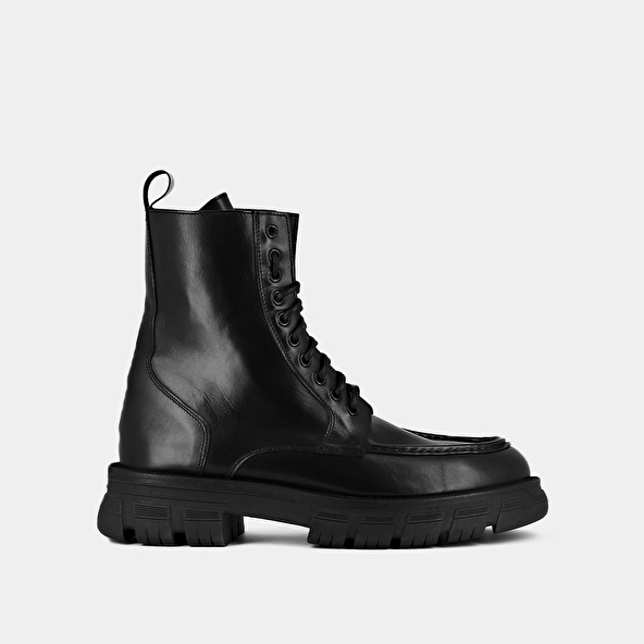 BOOTS WITH LACES AND THICK SOLES