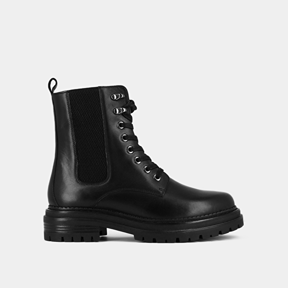 BOOTS WITH LACES AND NOTCHED SOLES