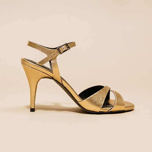 SANDALS WITH HEELS AND ROUND TOES