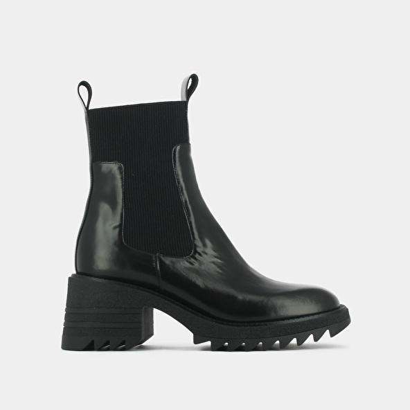 BOOTS WITH ELASTICS AND NOTCHED SOLE