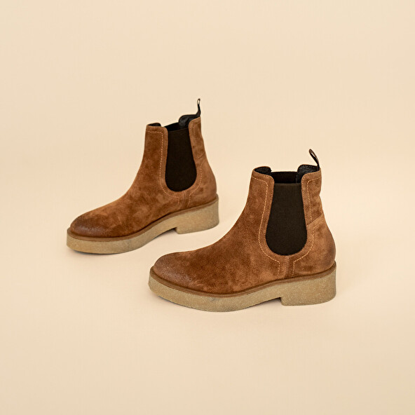 RIDER BOOTS WITH ROUND TIP AND THICK SOLE