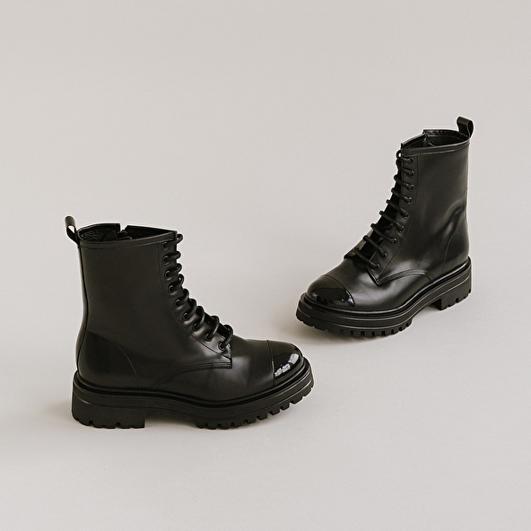 BOOTS WITH NOTCHED SOLES AND LACES