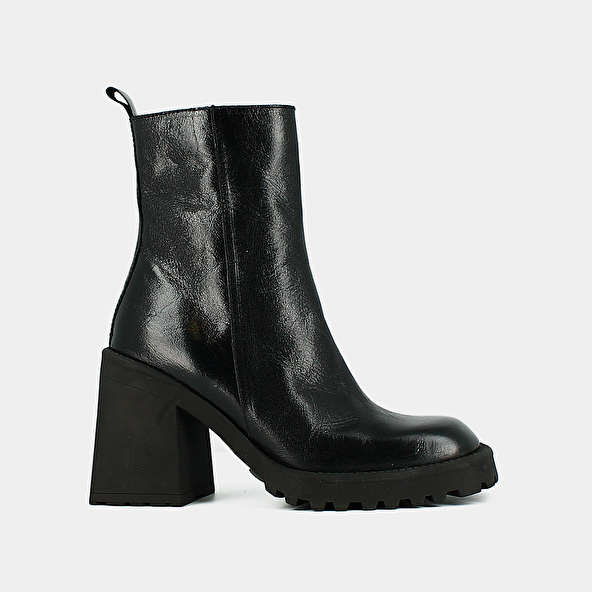 HIGH BOOTS WITH NOTCHED SOLES AND SQUARE TOES