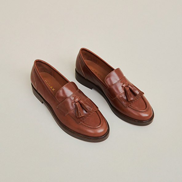 FLAT-HEELED LOAFERS WITH TASSELS