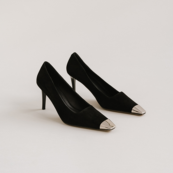 POINTED-TOE PUMPS