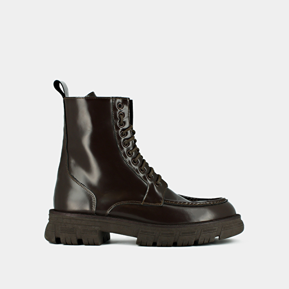 BOOTS WITH LACES AND THICK SOLES