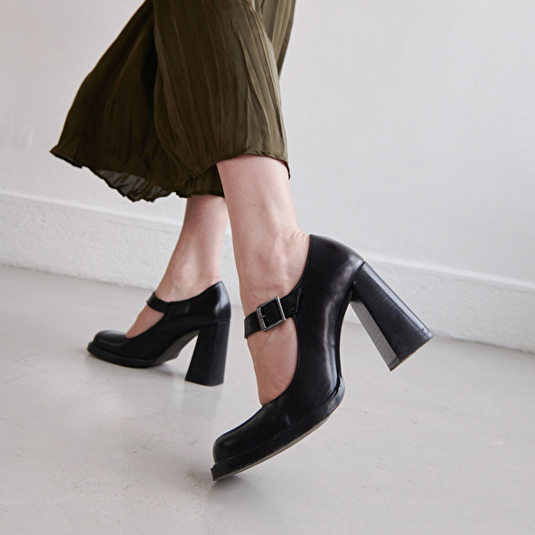 BABIES WITH BUCKLES AND SQUARE TOES