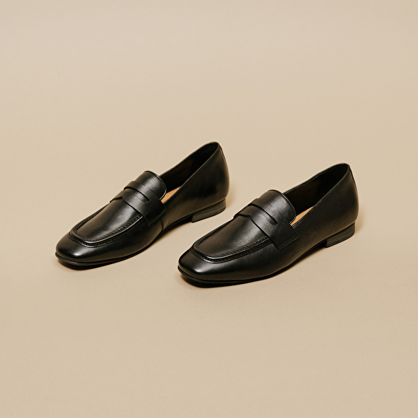 LOAFERS WITH FLAT HEELS AND ROUND TOES