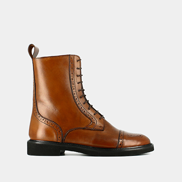 ROUND-TOED BOOTS WITH LACES