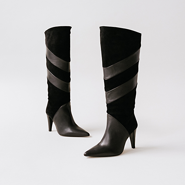 HIGH BOOTS WITH POINTED TOES