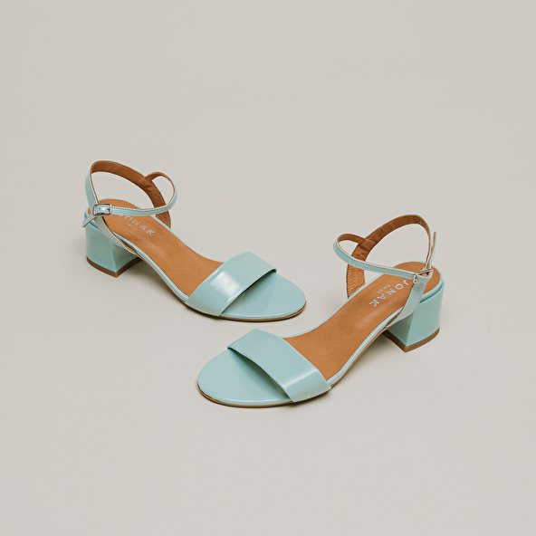 SANDALS WITH HEELS AND ROUND TOES