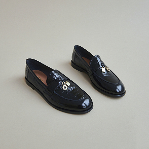 LOAFERS WITH GOLD DETAILS