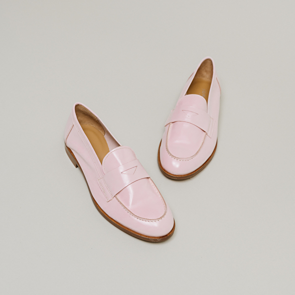 CLOSED TOE AND ROUND LOAFERS