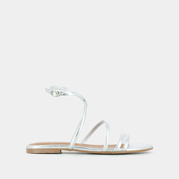 FLAT STRAPPY SANDALS AND STRAPS